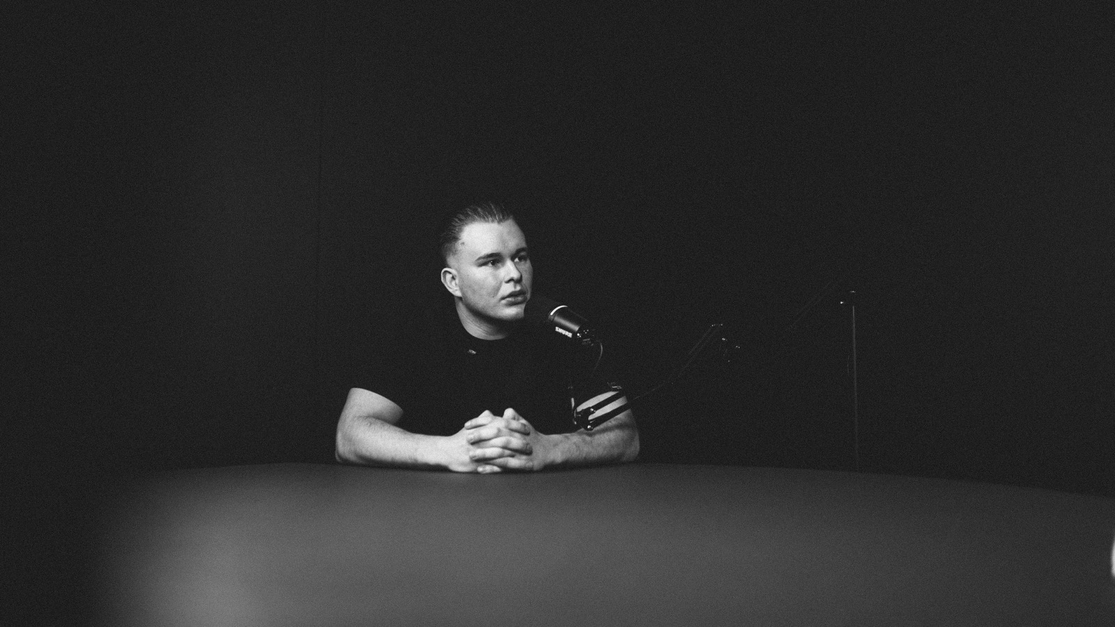 Cornell Peschke am Mikrofon